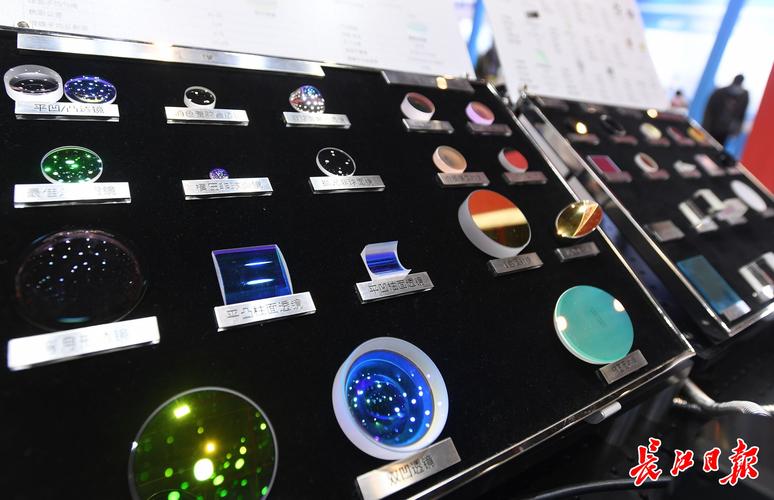 参展企业展示的各种光学透镜及镀膜技术.
